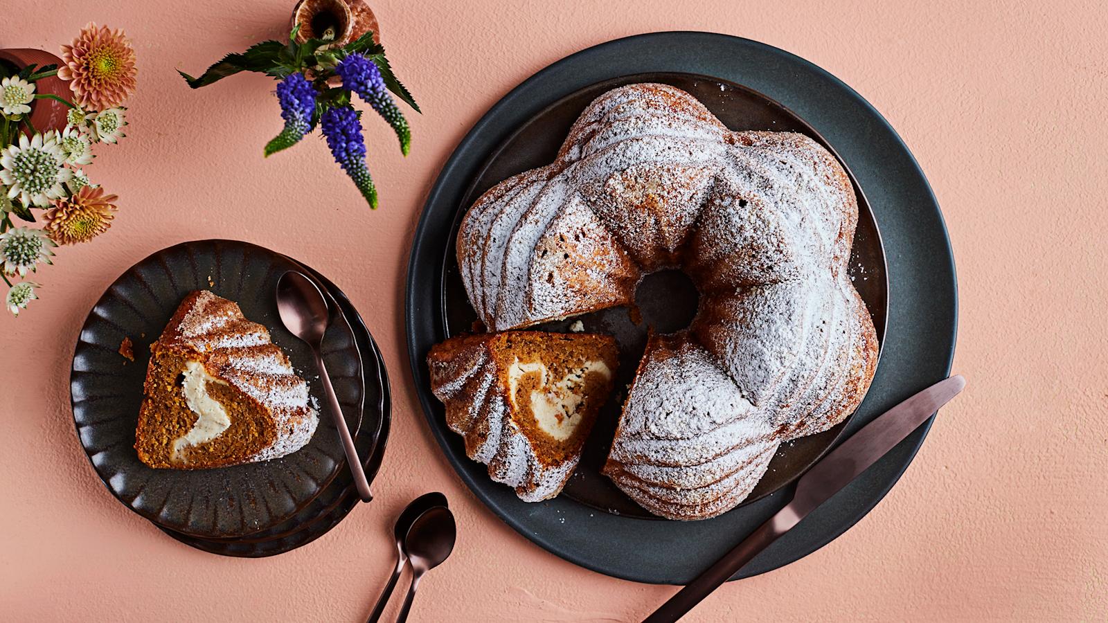 Porkkanakakku tuorejuustoraidoilla