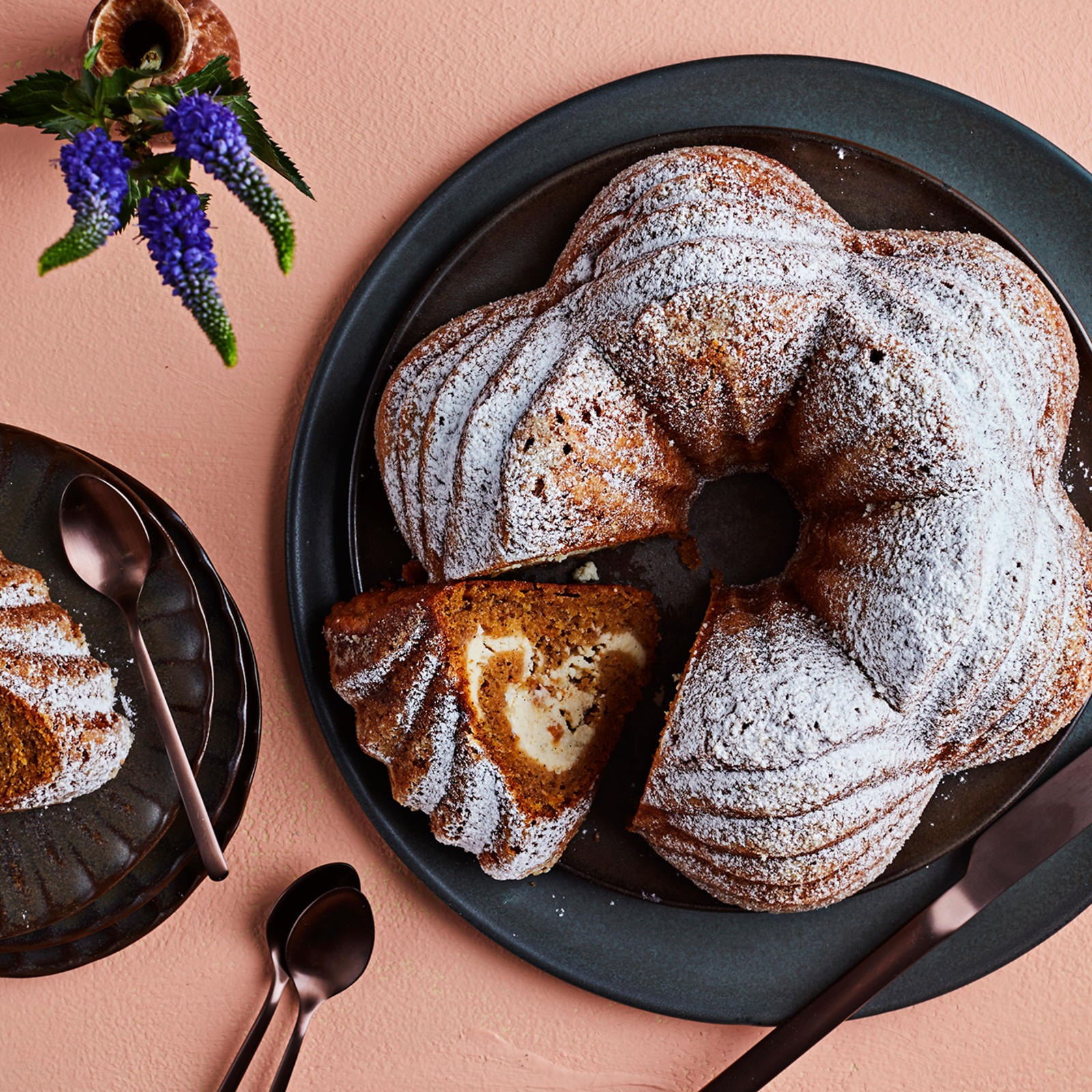 Porkkanakakku tuorejuustoraidoilla