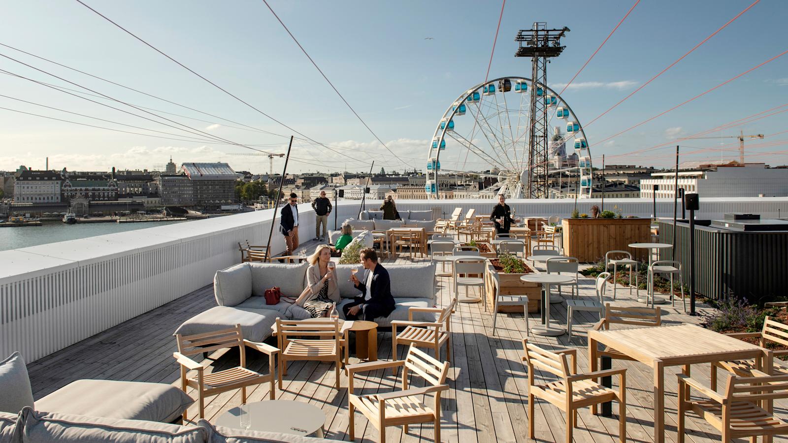 Näkymä Solo Sokos Hotel Pier 4 -hotellin kattoterassille, taustalla näkyy Helsingin siluetti ja maailmanpyörä