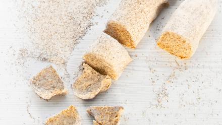 Leivo taikina tangoksi. Jaa noin 40 palaan. Litistä palat kämmenellä.