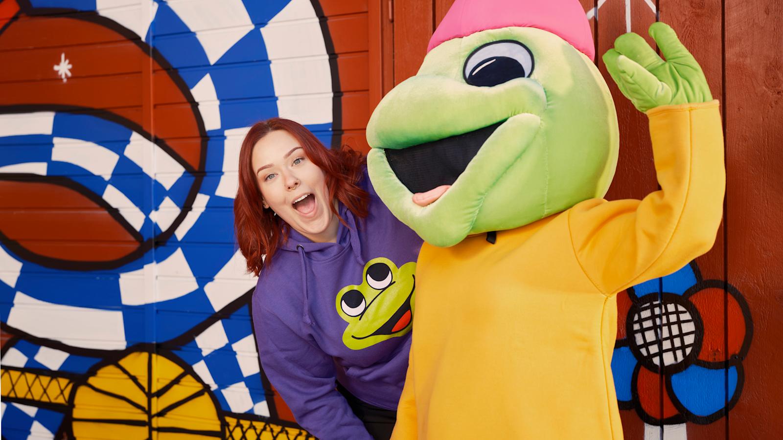 Krista Nokkala on jo toista kesää kesätöissä Tykkimäellä. Hän poseeraa kuvassa maskotin kanssa.