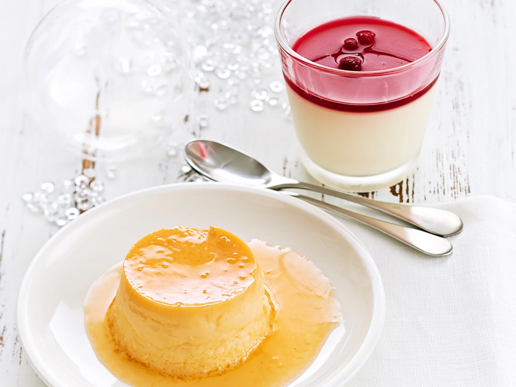 Valkosuklaa-karpalopannacotta