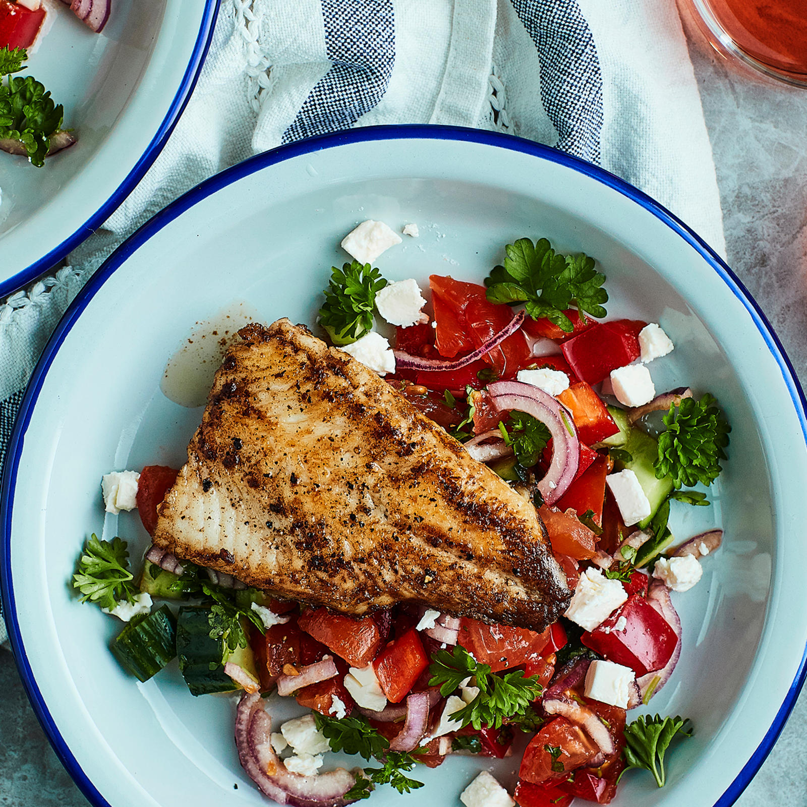 Paistettu siika ja shopska-salaatti