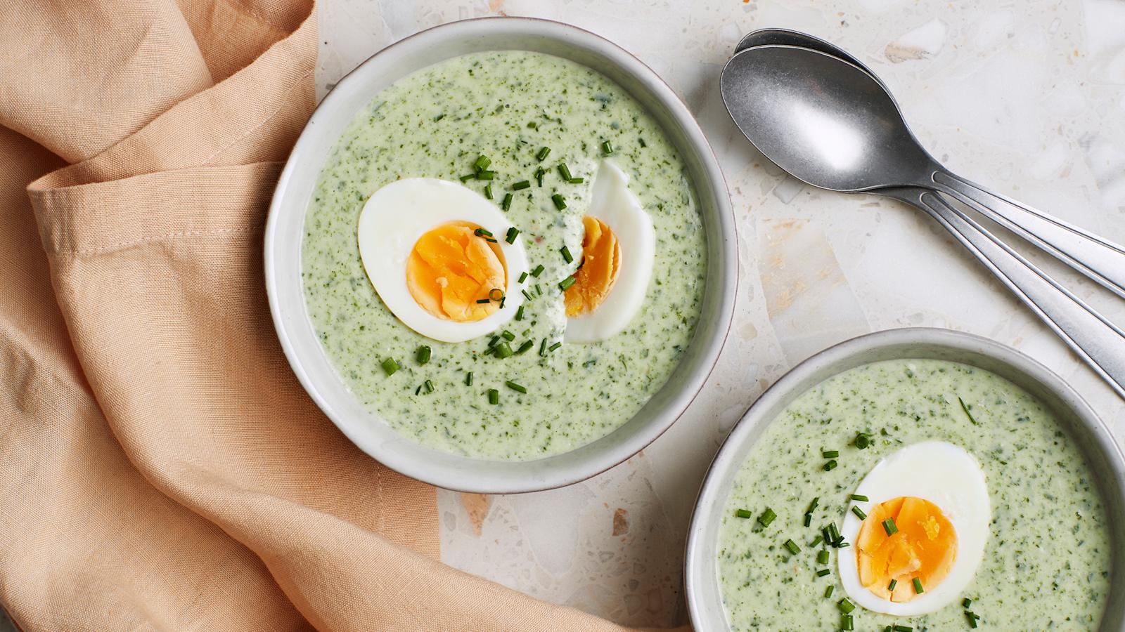 Vartissa valmis pinaattikeitto pakastepinaatista, keitettyjen kananmunien kanssa.