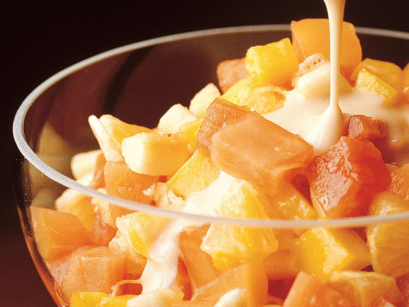 Hedelmäsalaatti ja jogurtti-toffeekastike