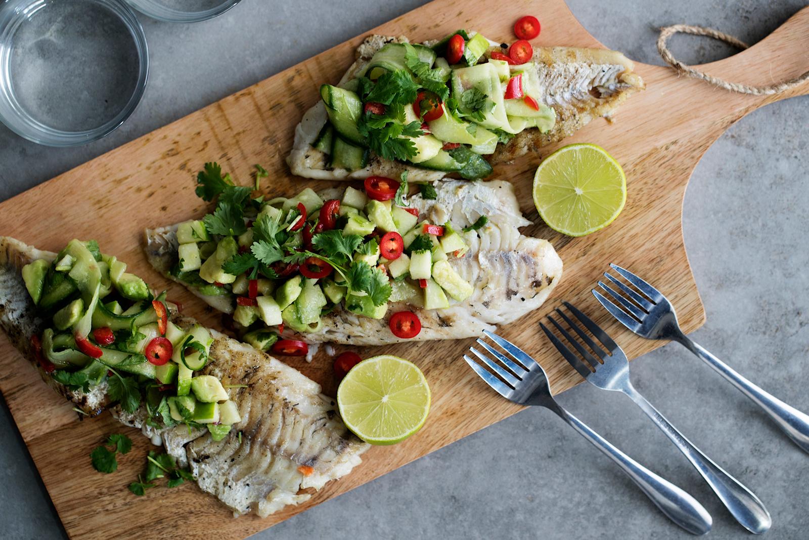 Paistettu kuha ja omena-avokadosalaatti