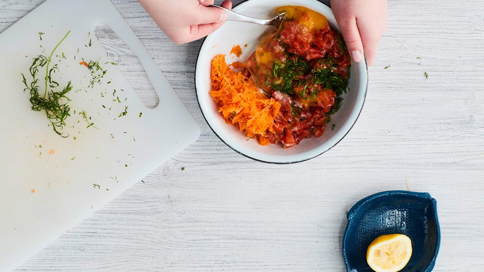 Sekoita kaikki ainekset keskenään kulhossa.