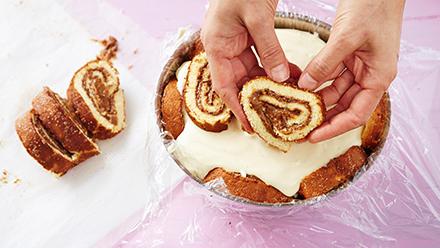 Asettele päälle loput kääretorttuviipaleet. Peitä kelmulla ja anna hyytyä jääkaapissa vähintään neljä tuntia tai yön yli. Kumoa kakku.