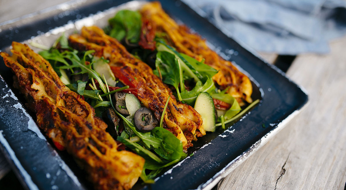 Paistettu lasagne ja oliivi-tomaattisalaatti