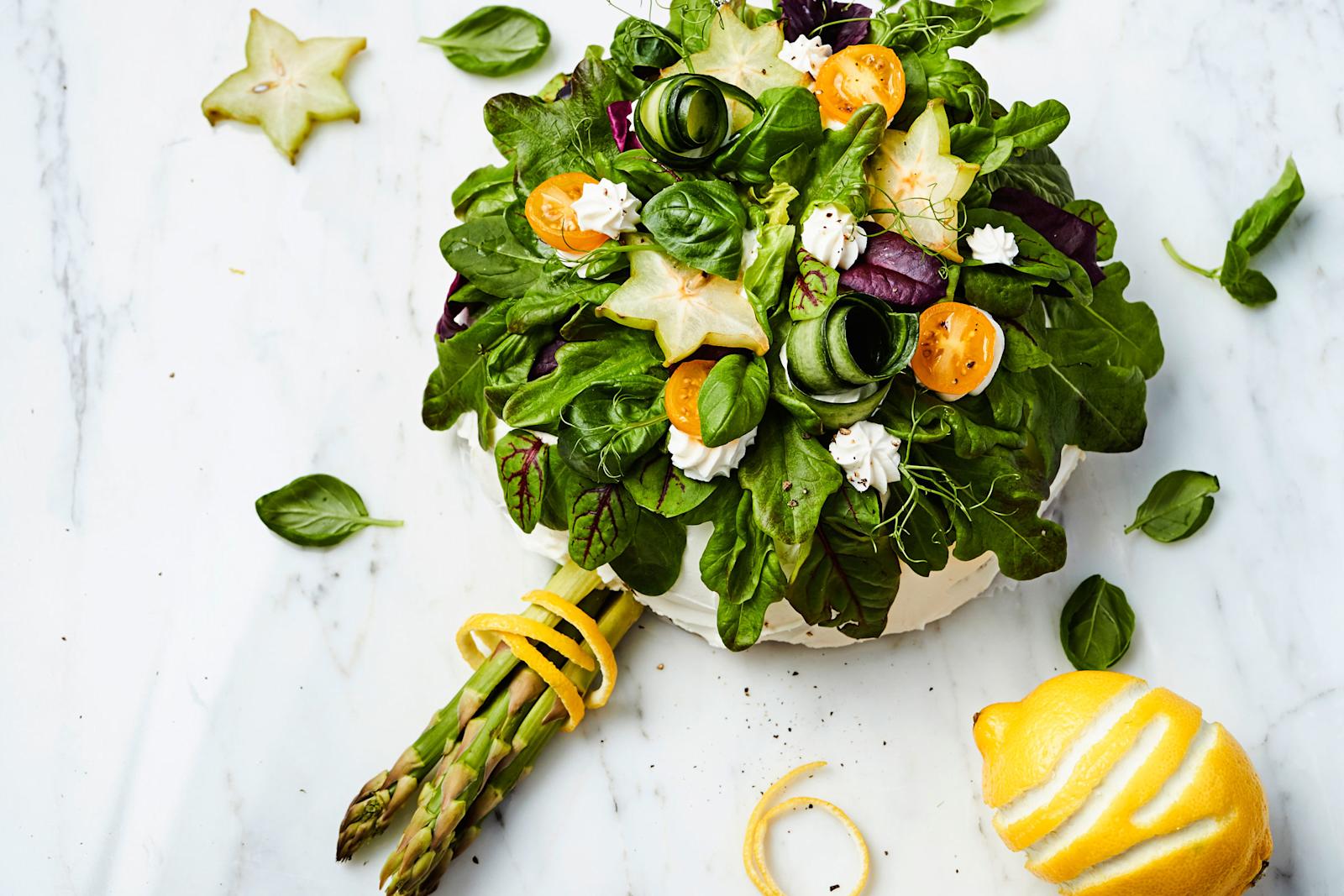 Kolmen kerroksen salaattikakku