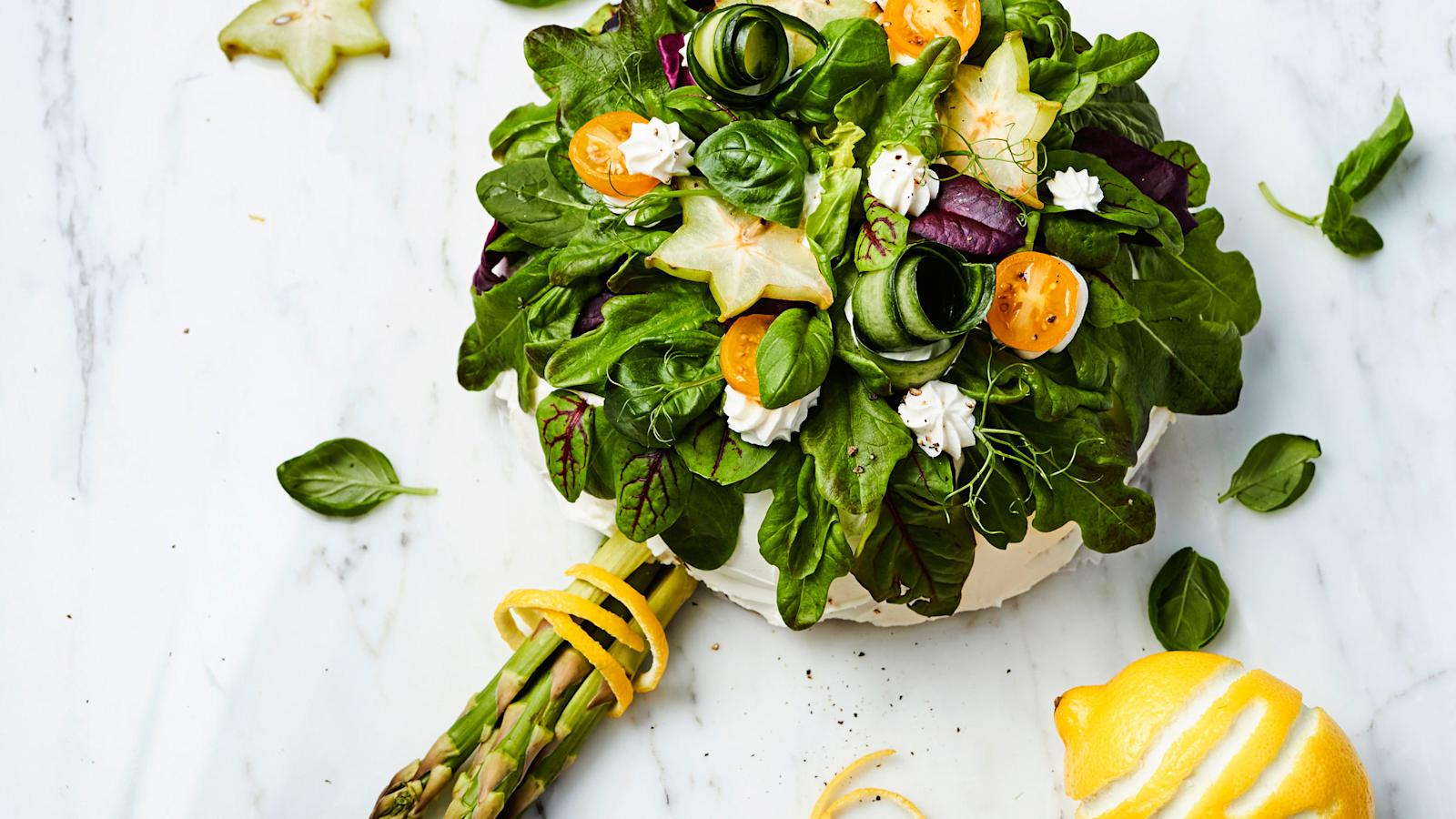 Kolmen kerroksen salaattikakku