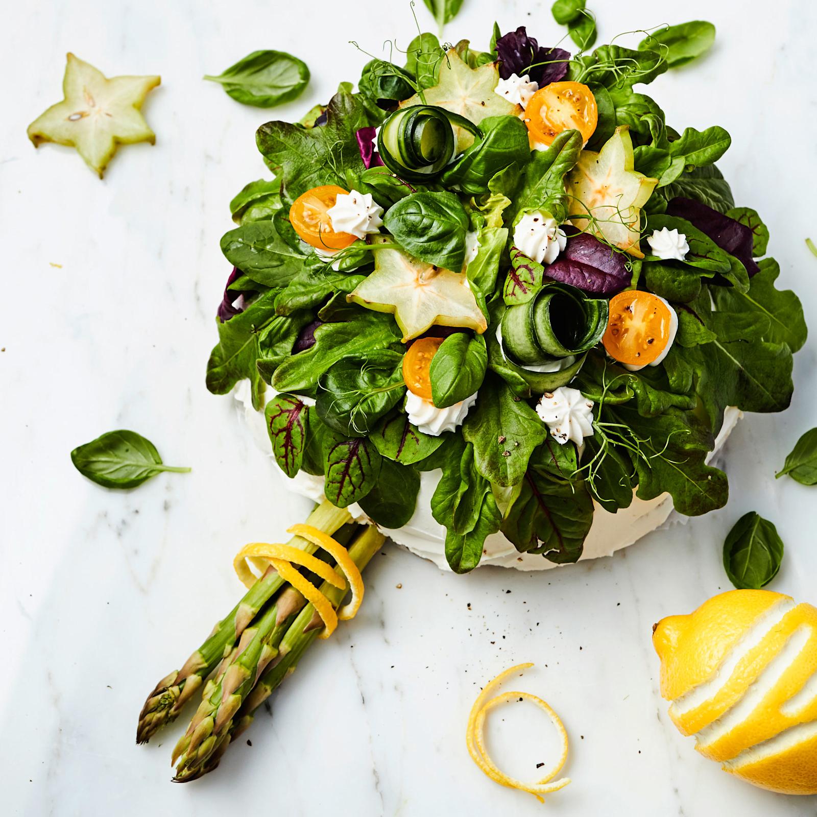 Kolmen kerroksen salaattikakku