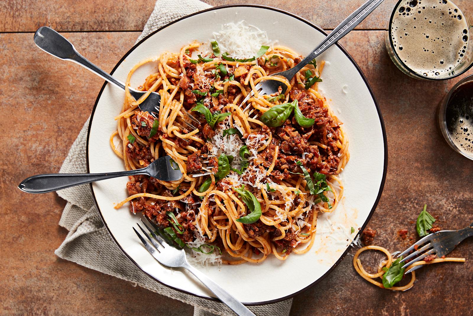 Pasta bolognese parmesaanilla