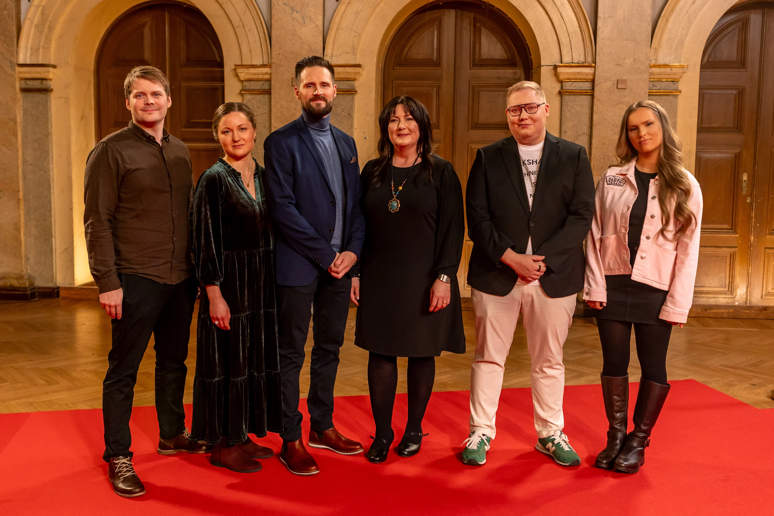 Jack, Silpa, Teppo, Terhi, Teemu ja Emilia seisovat rivissä Suomalainen menestysresepti 2025 -kilpailun finaalilähetyksessä.