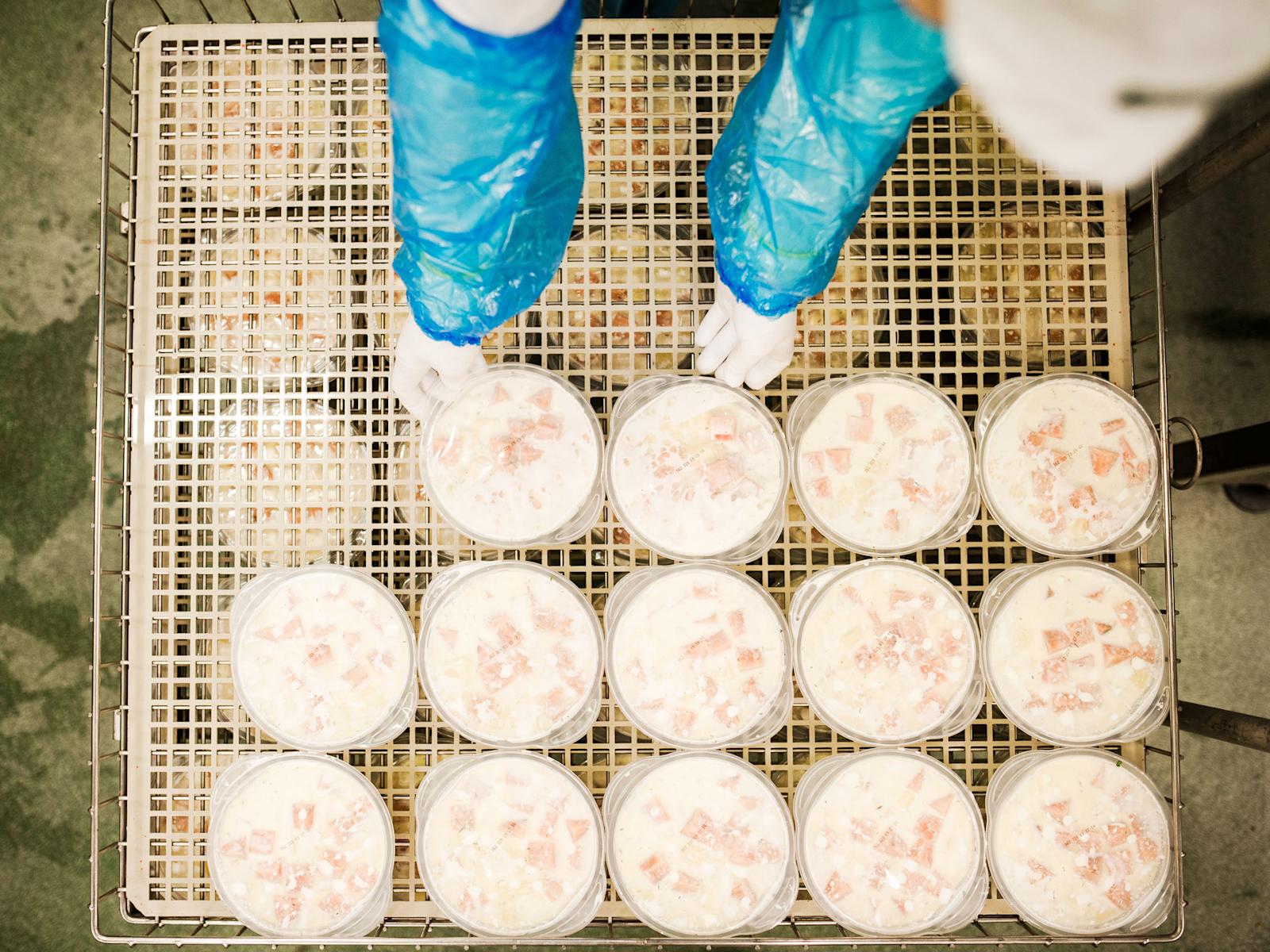 Kokkikartanon lohikeitto valmistetaan painekattilassa