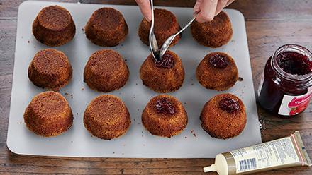 Kumoa tortut jäähtyneinä ja koristele hillolla. Pursota sokerikuorrutetta hillon ympärille.