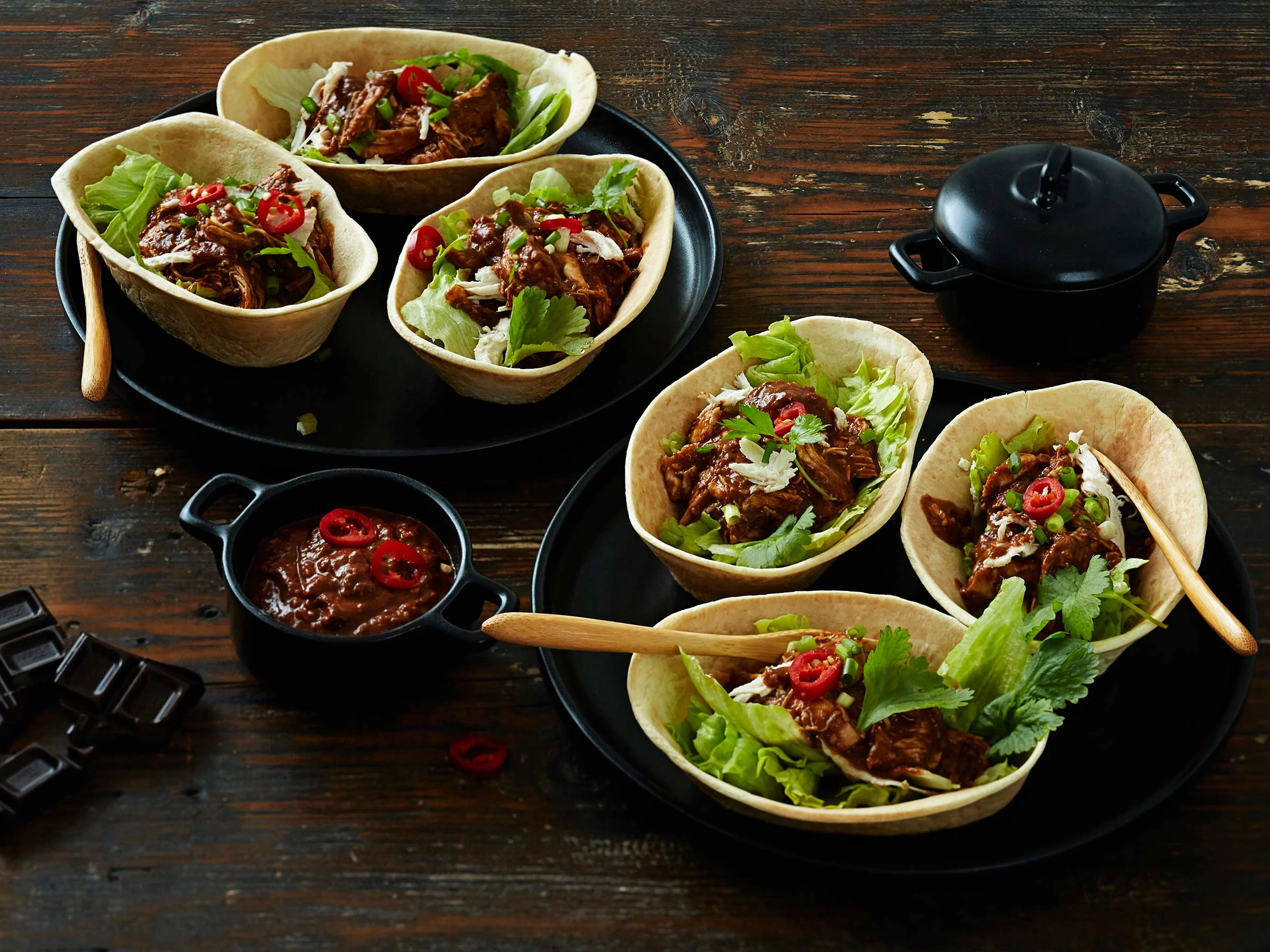 Broileria suklaa-chilikastikkeessa