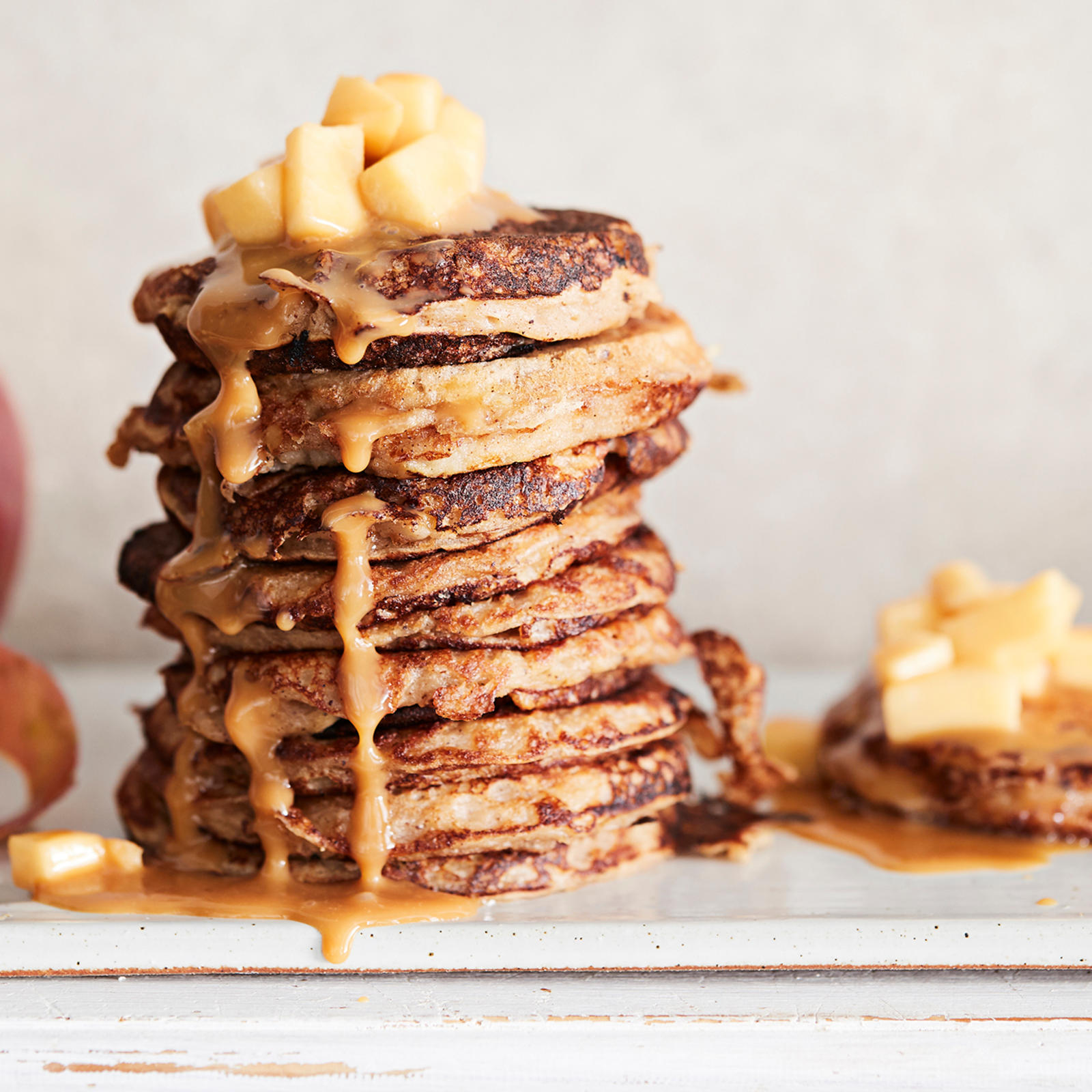 Pipari-omenapannukakut ja suolakinuskikastike