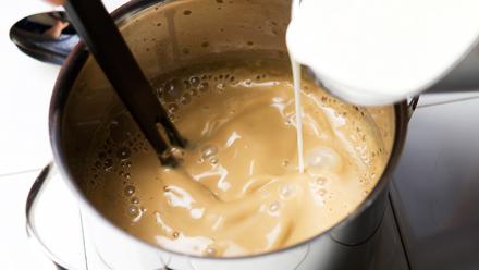 Anna seoksen hieman jäähtyä ja sekoita joukkoon jogurtti.