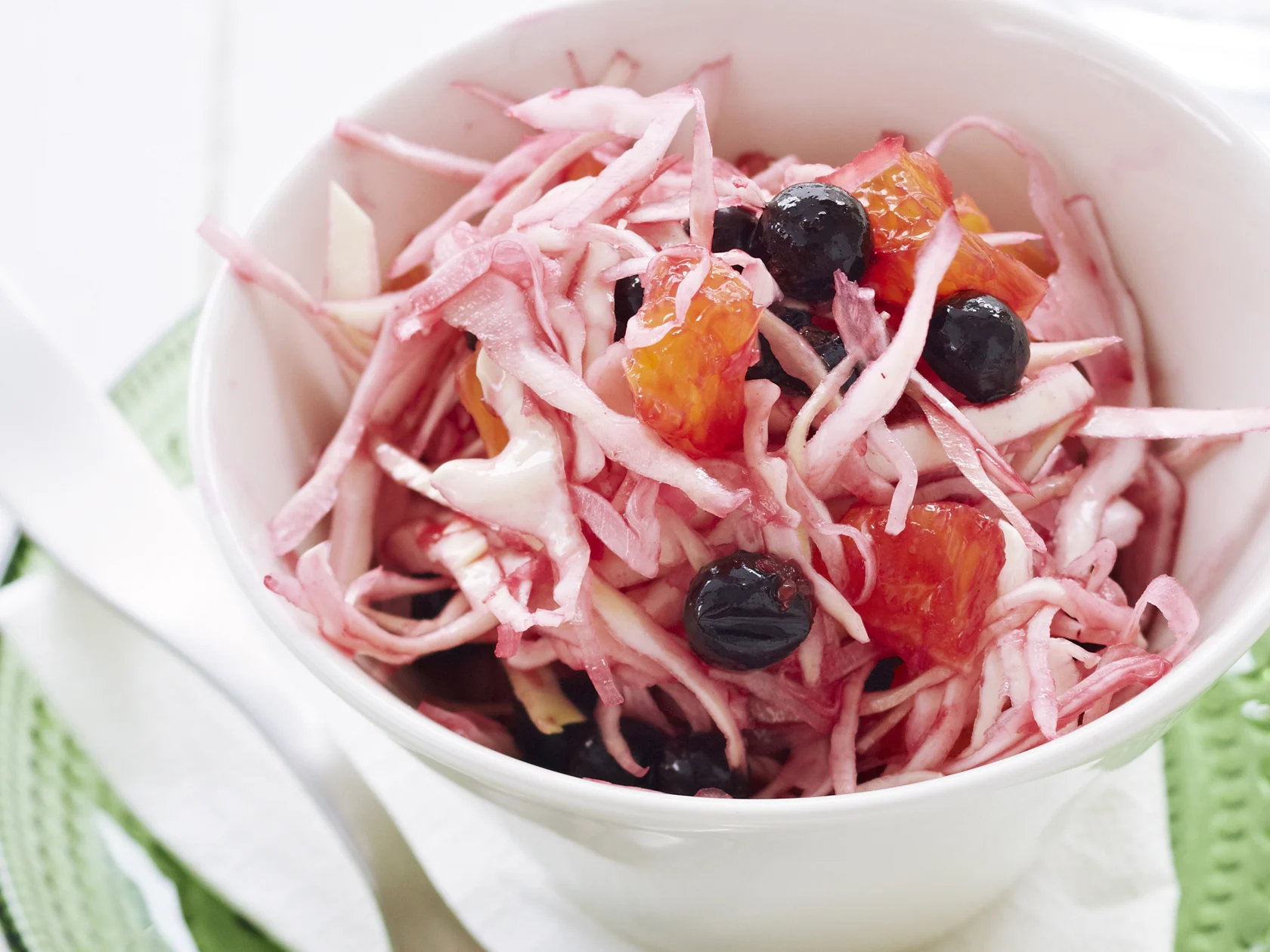 Kaali-mustaherukkasalaatti