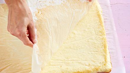 Vaahdota munat ja sokeri. Yhdistä kuivat aineet ja siivilöi vaahtoon. Kääntele tasaiseksi. Levitä taikina leivinpaperoidulle pellille ja paista 225-asteisesssa uunissa 7–8 minuuttia. Kumoa torttulevy puhtaalle leivinpaperille, jolle on siroteltu kaneli...