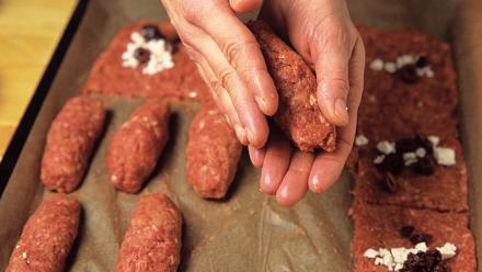 Rullaa palat kostutetuin käsin. Paista kääryleitä 200 asteessa noin 15 minuuttia.