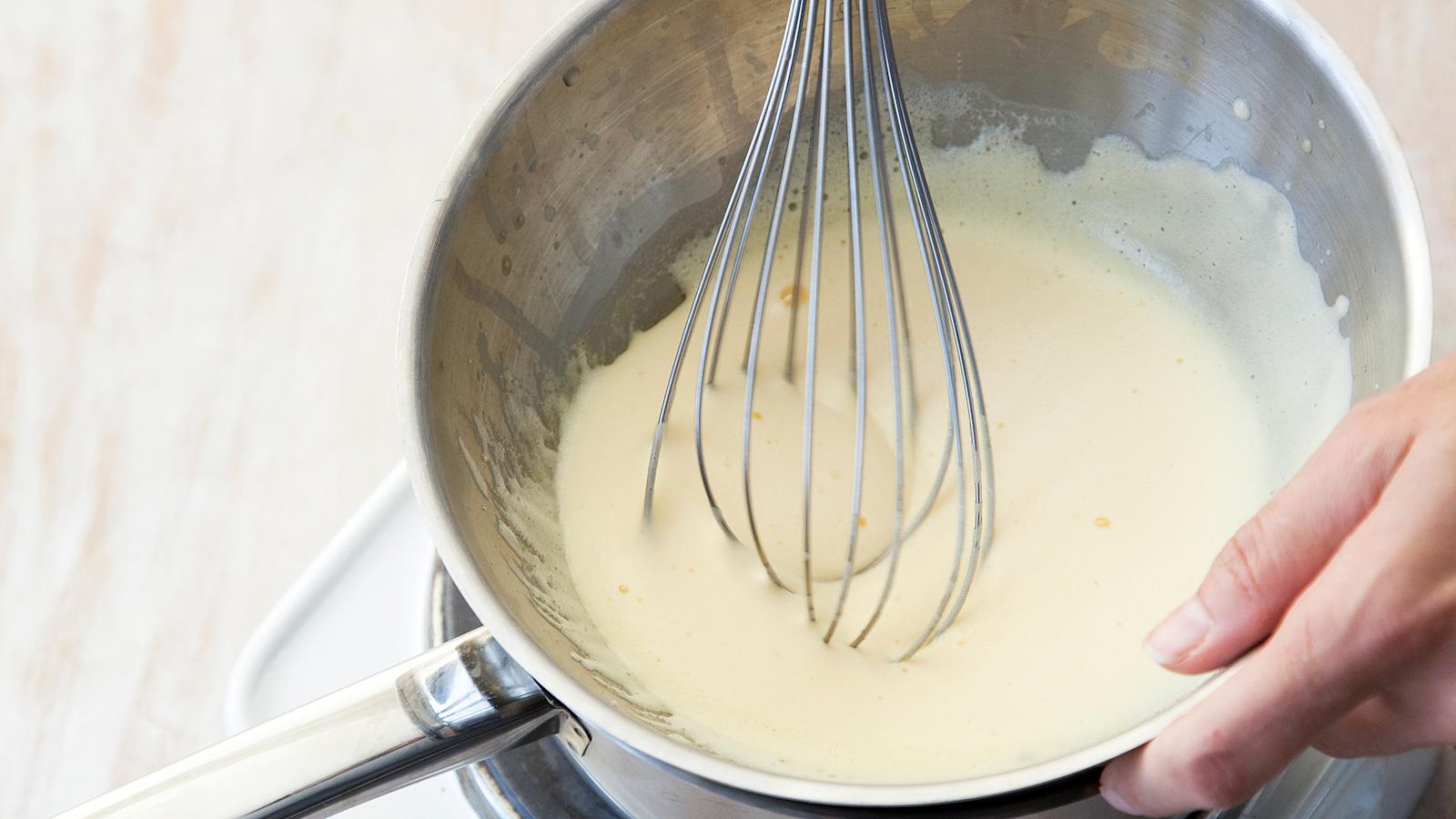 Siirrä keltuaiset teräskulhoon vesitilkan kanssa. Nosta astia kiehuvan vesihauteen päälle. Vatkaa miedolla lämmöllä noin 5 minuuttia tai kunnes vaahto on kuohkeaa ja lähes valkoista. Siirrä kattila syrjään.