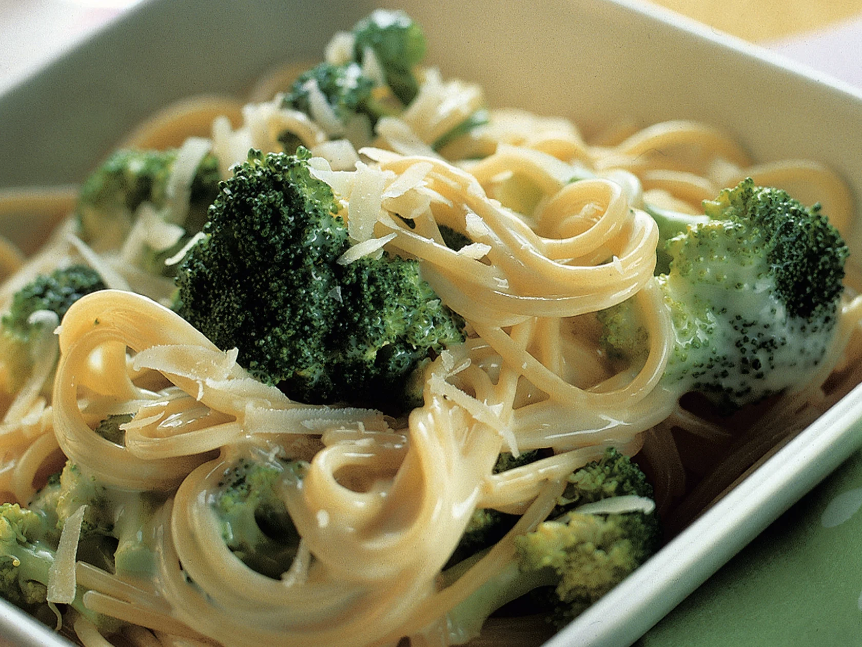 Juusto-parsakaalikastike pastalle