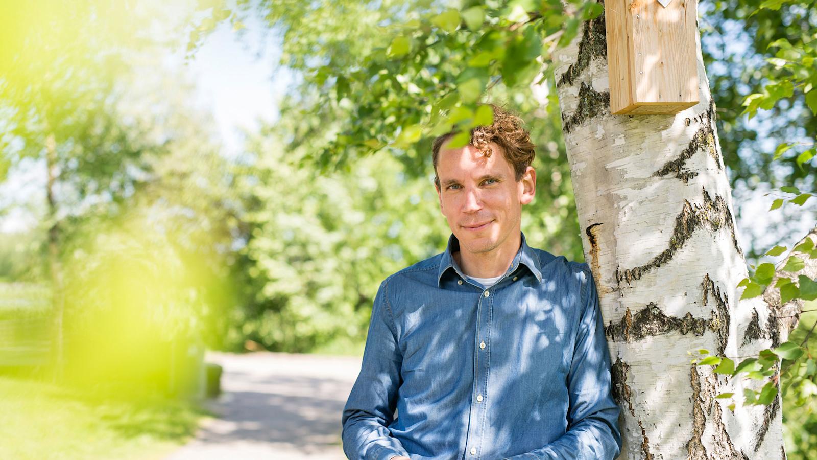 Kirjailija Juha Itkonen: "Täytyyhän isän osata jotain ruokaa laittaa"