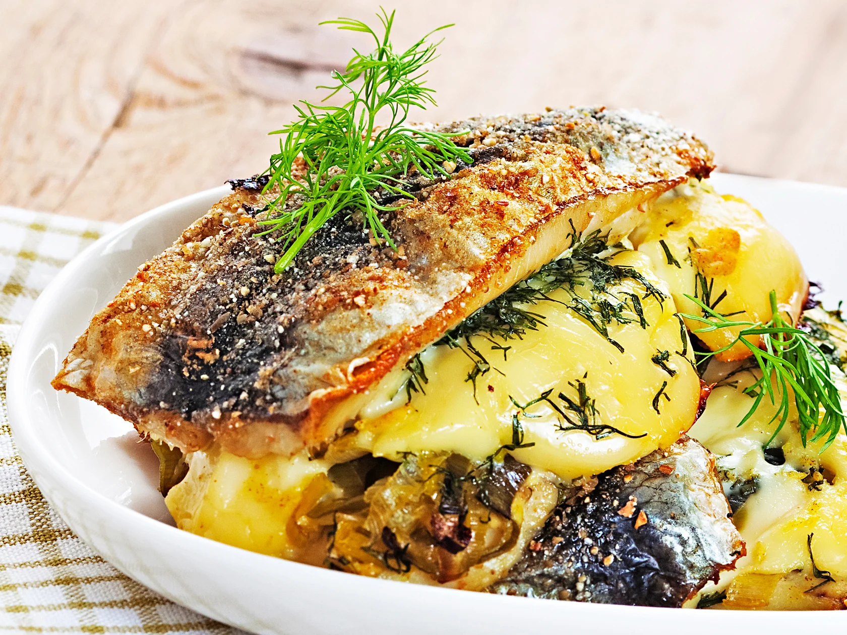 Sulatejuustolla ja purjolla täytetyt silakkapihvit