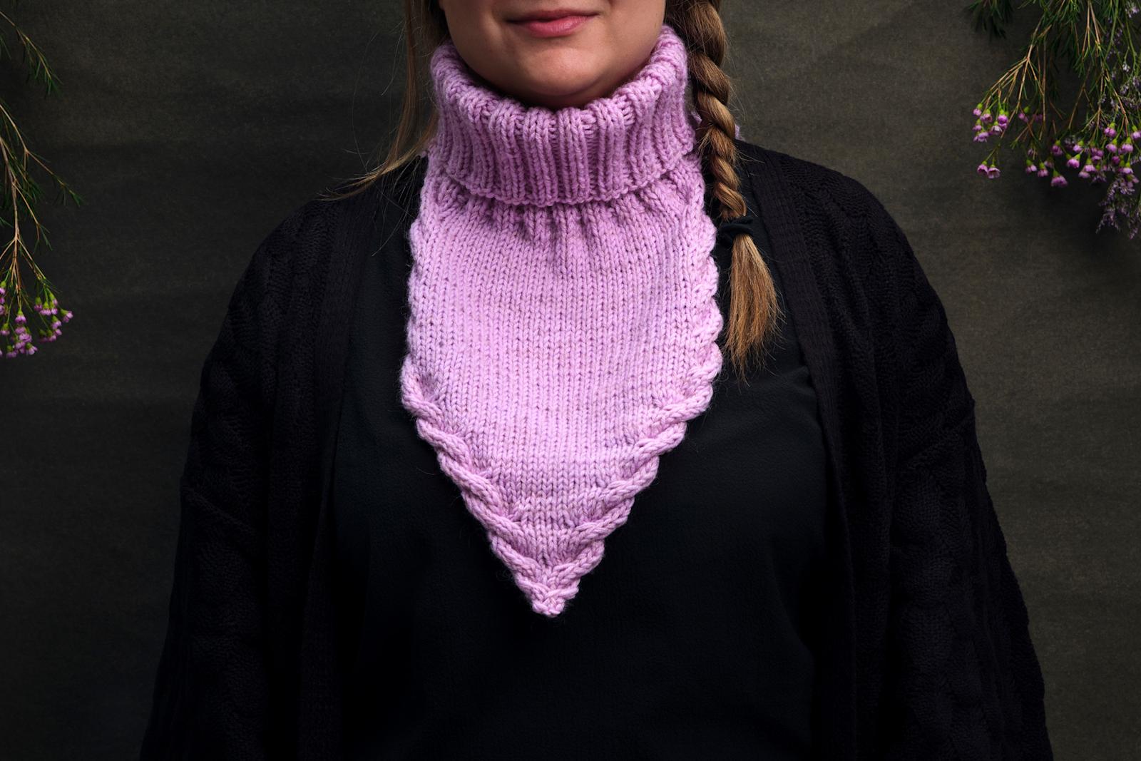 Liila kauluri naisen päällä