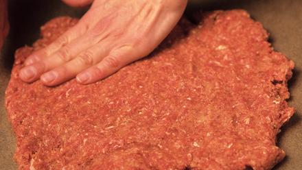 Levitä jauhelihaseos kostutetuin käsin ohueksi levyksi leivinpaperin päälle pellille.