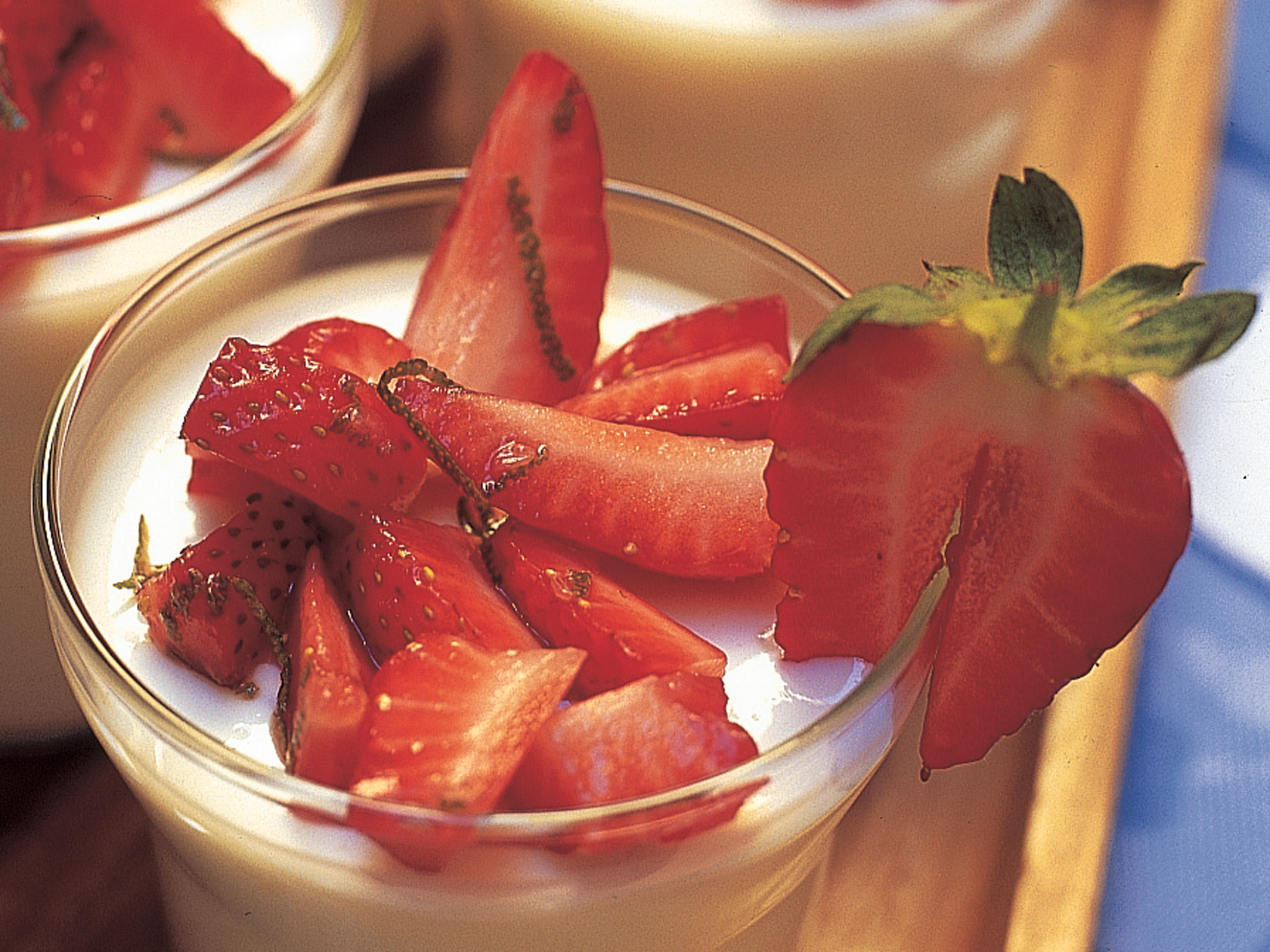 Jogurttipannacotta ja marinoituja mansikoita