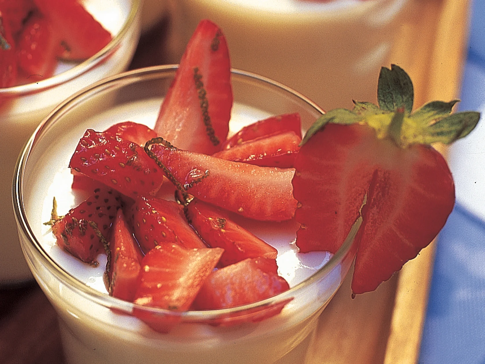 Jogurttipannacotta ja marinoituja mansikoita