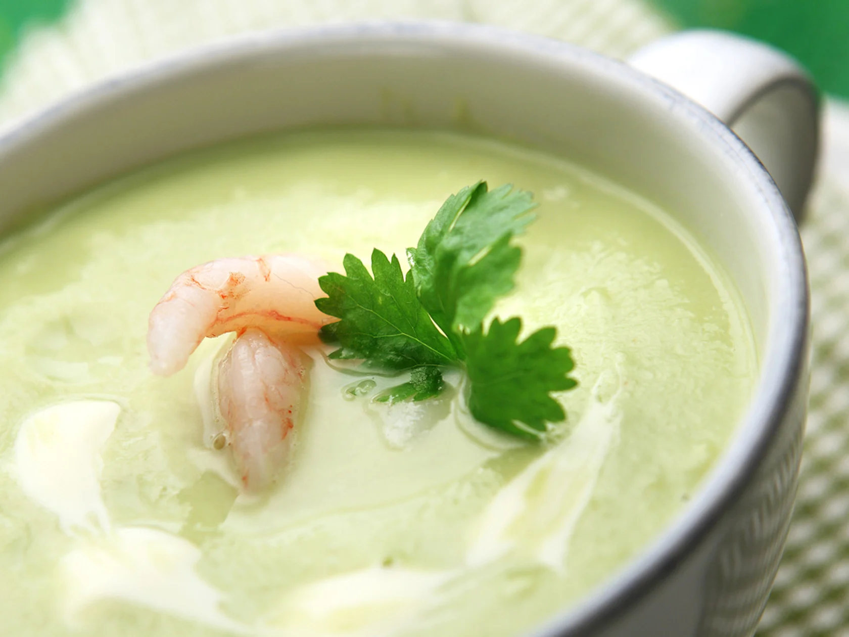 Lämmin avokadokeitto