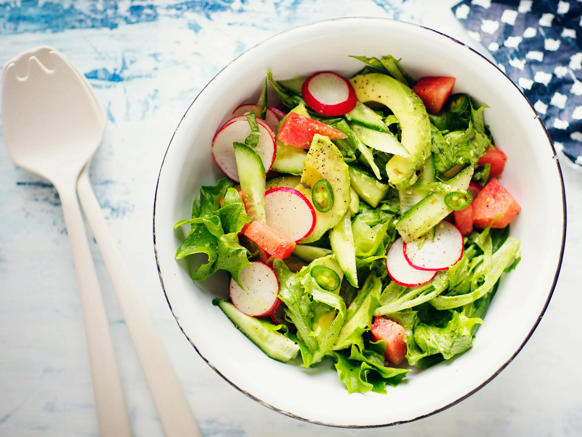 Avokado-retiisisalaatti