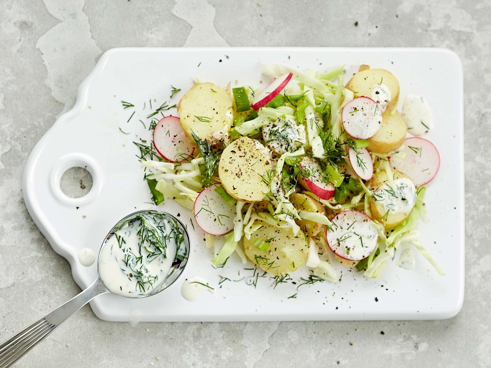 Peruna-kaalisalaatti ja piimäkastike