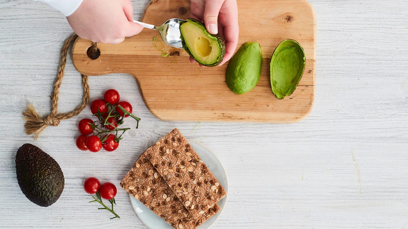 Irrota hedelmä kuoresta ruokalusikalla.