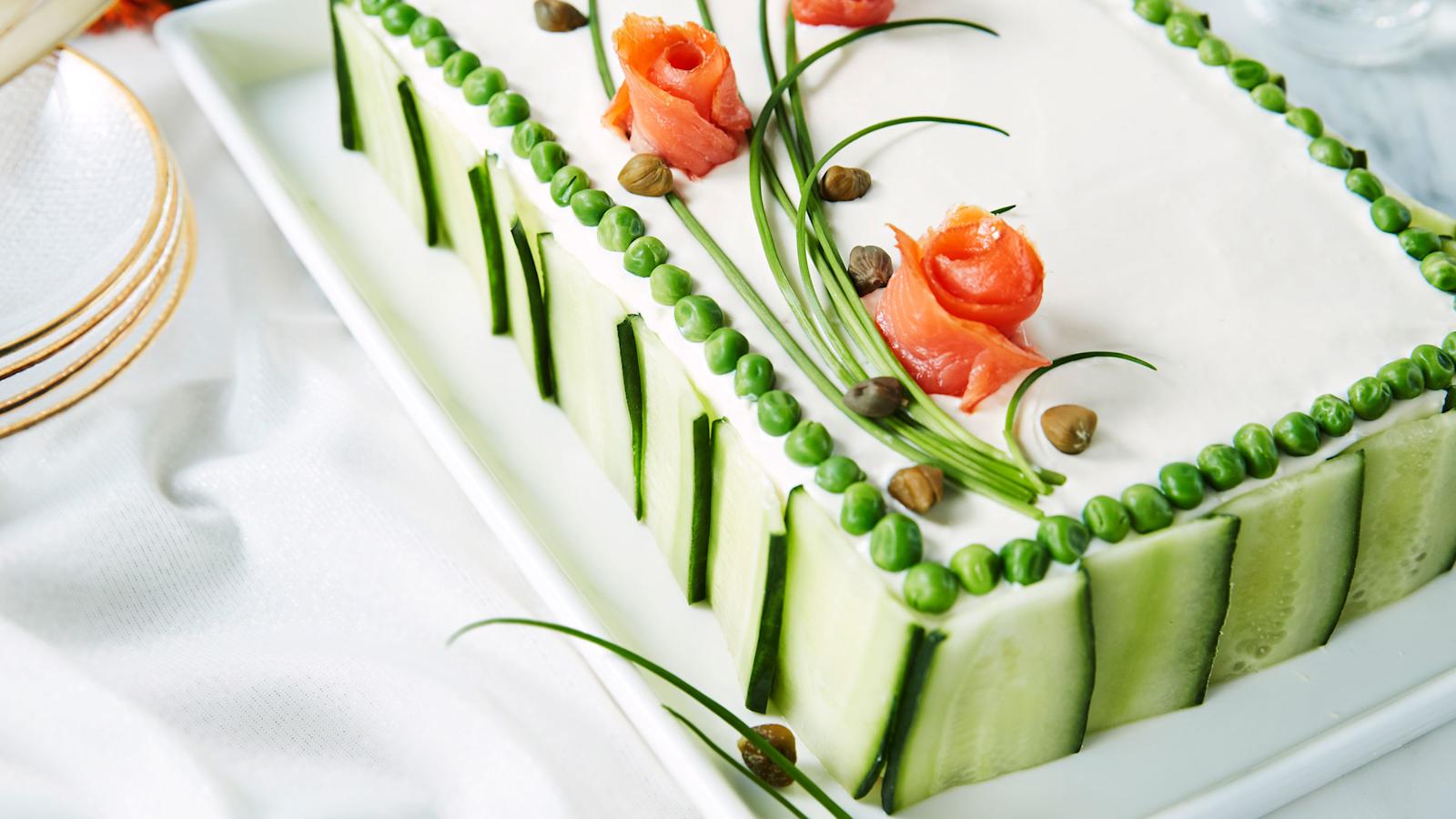 Savulohi-mummonkurkkuvoileipäkakku