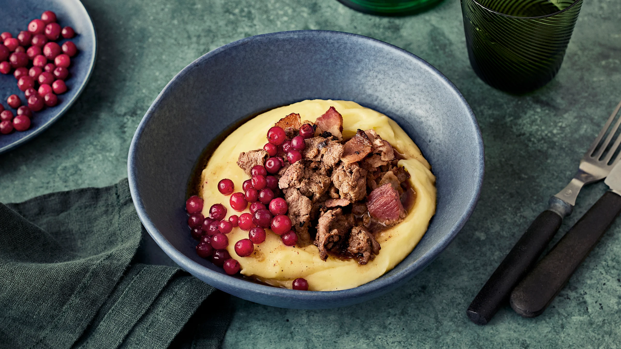 Riistakäristys, perunamuusia ja puolukoita