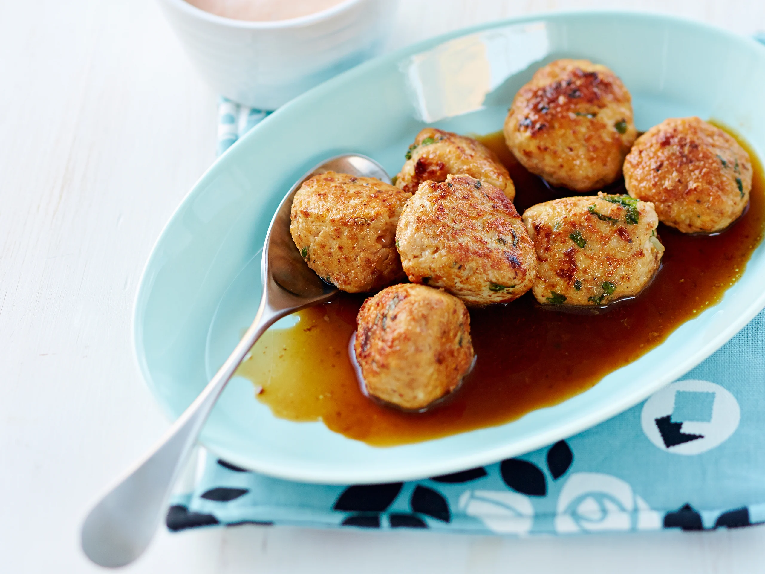 Broileripyörykät ja paprikatsatsiki