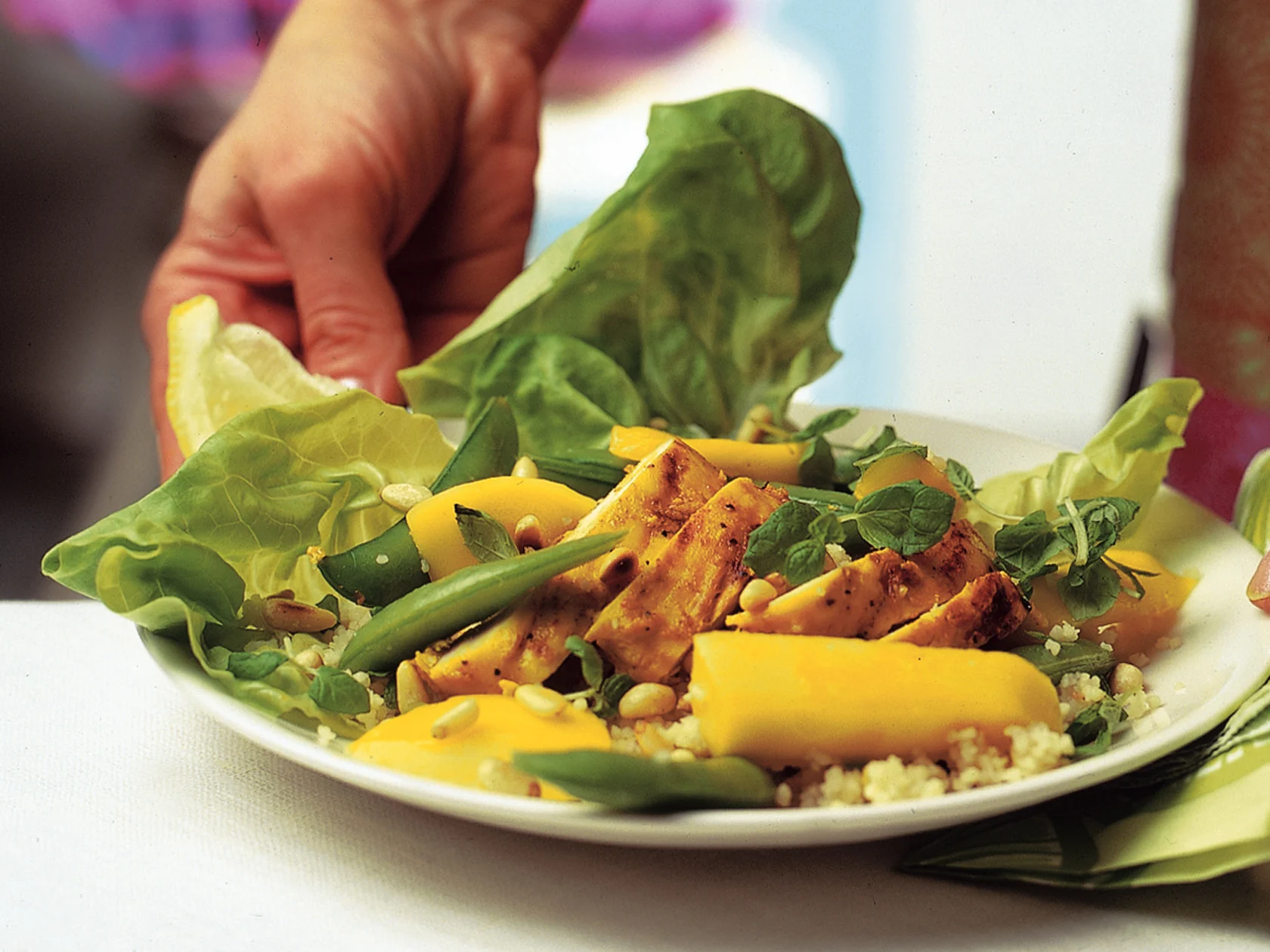 Kuskus-salaatti ja grillattu broileri