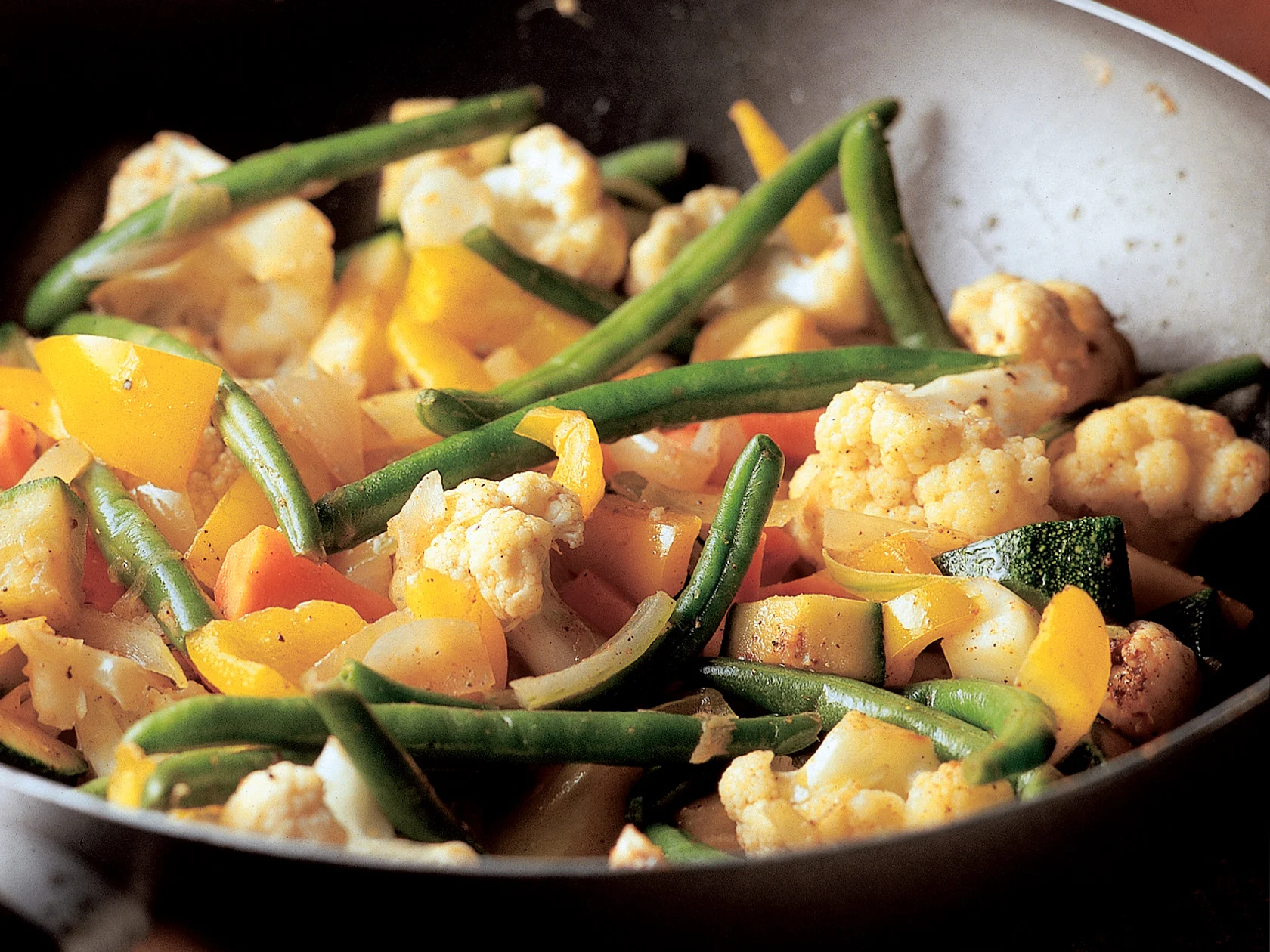 Erilainen pyttipannu kasviksista