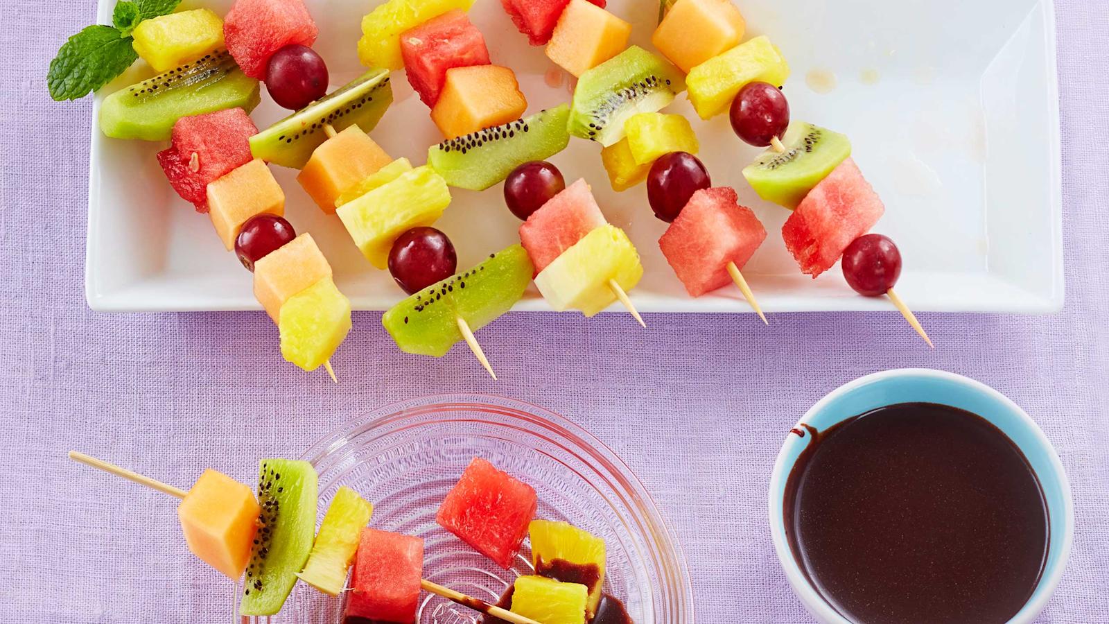 Hedelmävartaat ja kaakaokinuskikastike