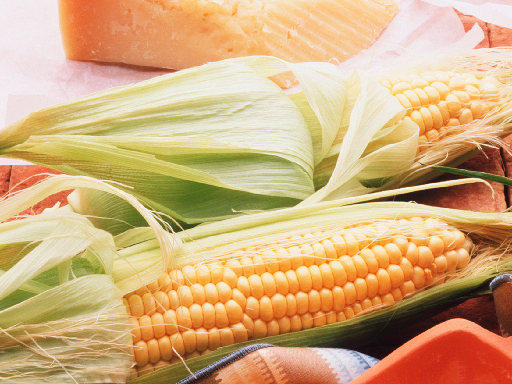 Grillatut maissintähkät ja kesämunakas