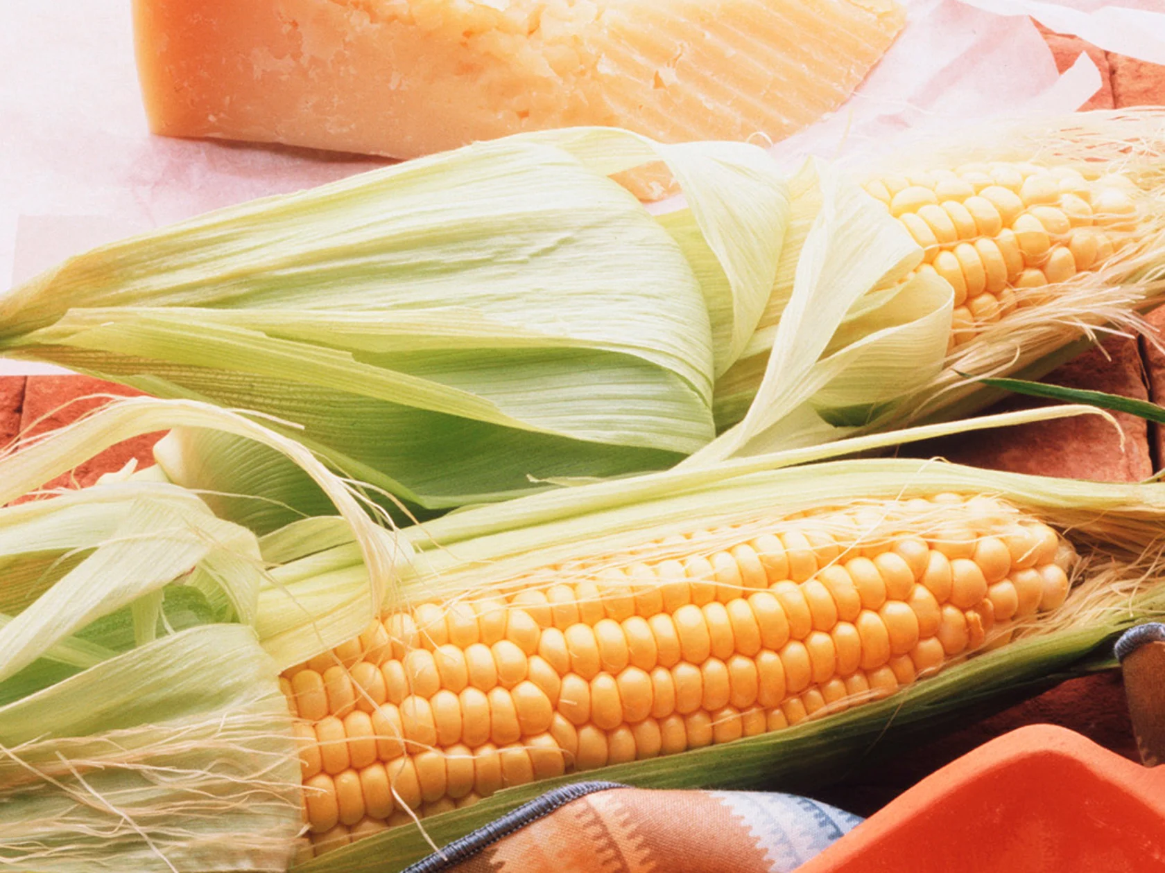 Grillatut maissintähkät ja kesämunakas