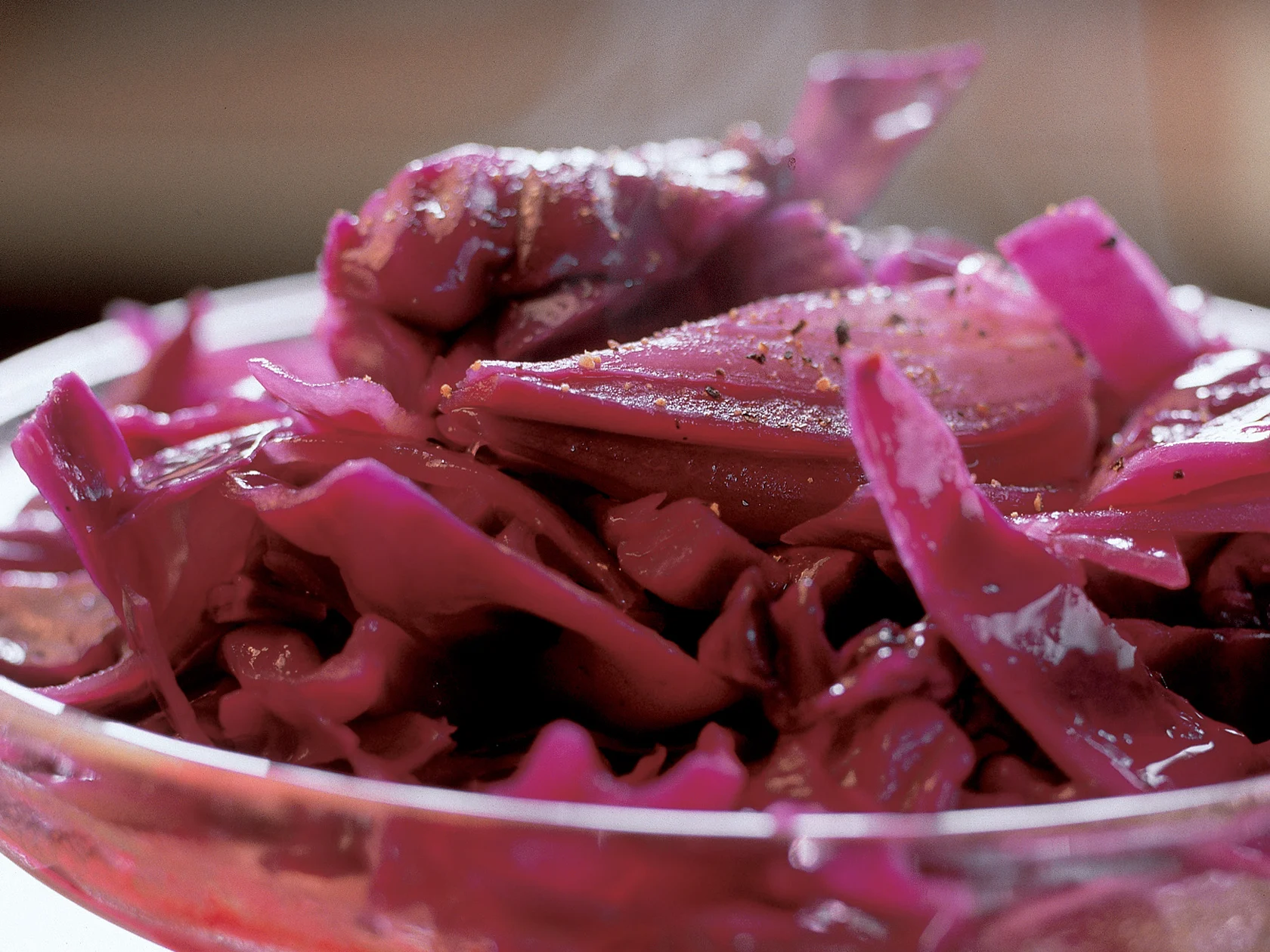 Lämmin punakaali-sipulilisäke