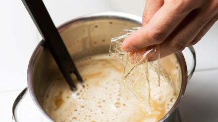 Purista vesi liivatteista ja liuota ne kuumaan kermaan.