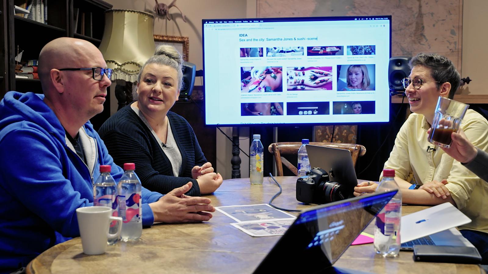 Mimi Valtanen (keskellä) haluaa, että Sushike herättää tunteita. Avuksi otetaan Sinkkuelämää-sarjasta lainattu idea.