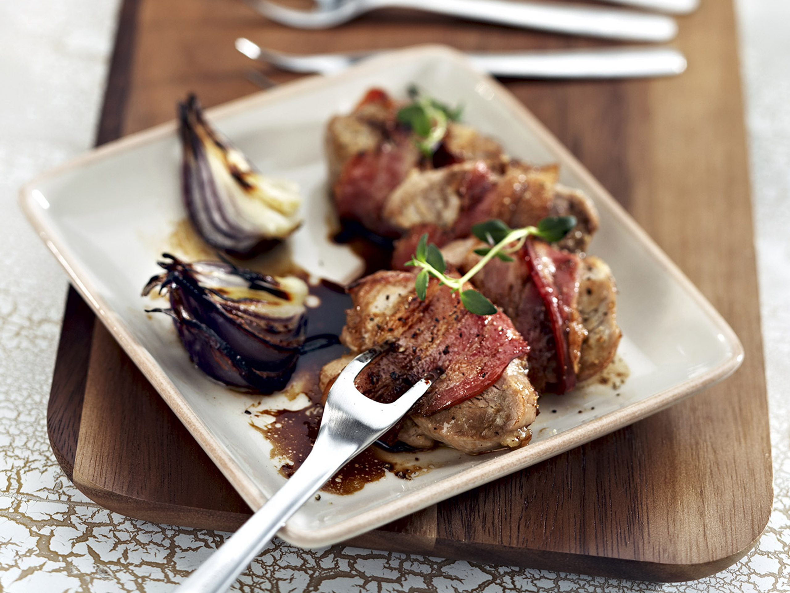 Possunpihvit pekonikäärössä